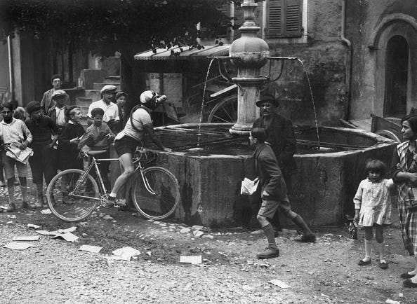 un coureur se ravitaille en eau dans une fontaine lors dune étape de la 26ème édition du tour de france, en juillet 1932 le cycliste français andré leducq est sorti vainqueur de cette édition
film   afp photo photo by    afp photo by  afp via getty images