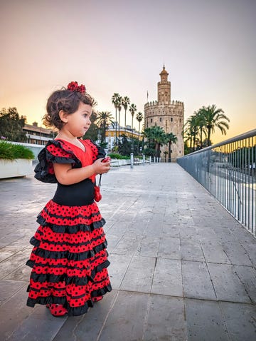 nina vestida de flamenca en sevilla
