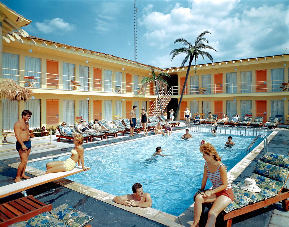 Touristen am Swimmingpool des Tahiti Motels in Wildwood, New Jersey
