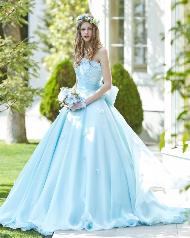 トゥー・レ・ドゥーの爽やかなブルーのカラードレスを着たモデルの写真。