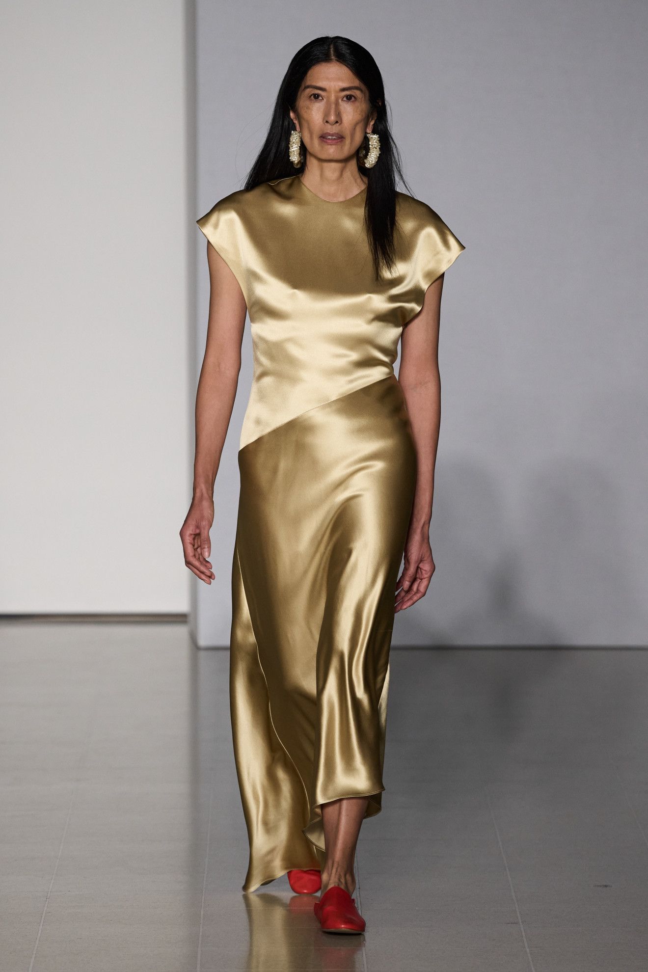 Gold dress with red shoes online