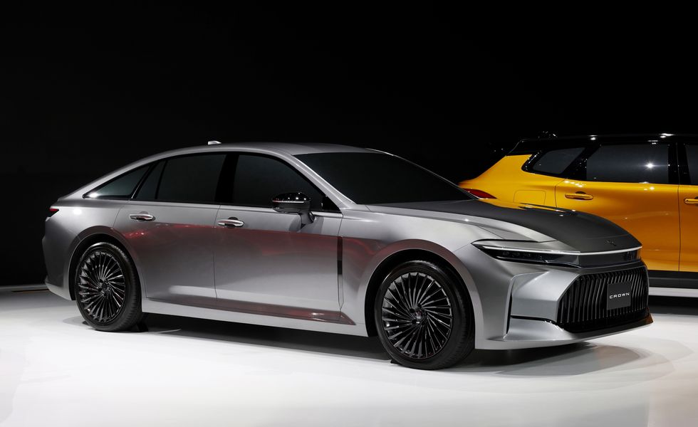 New Toyota Rear-Wheel-Drive Crown Sedan: A First Look