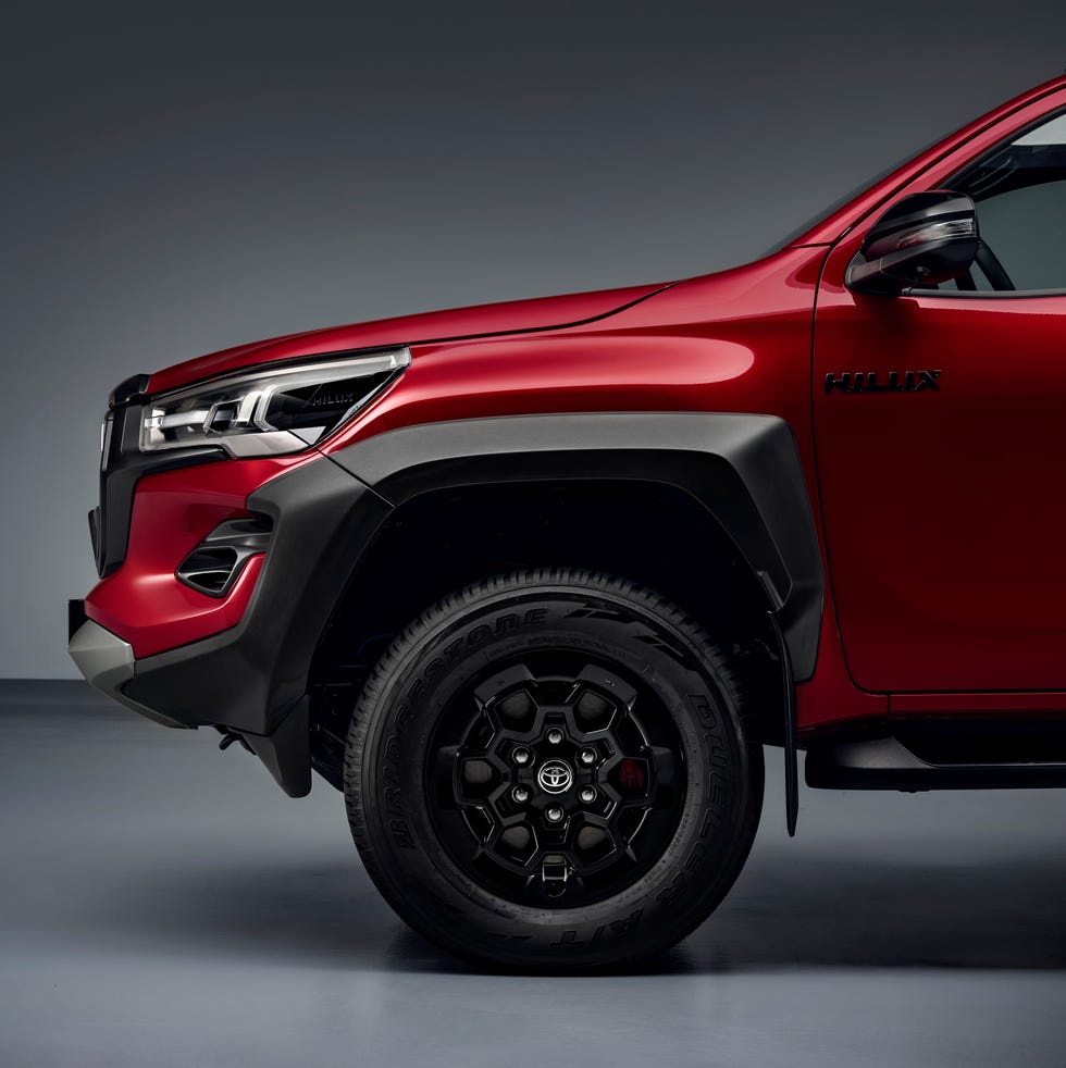 toyota-hilux-gr-sport-ii-5-652e9ec9f2329.jpg