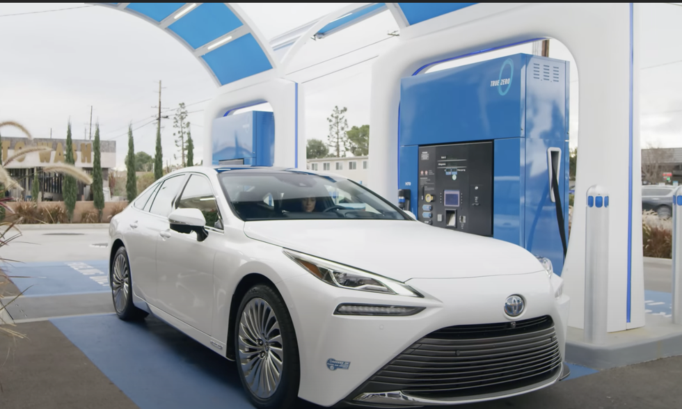 toyota mirai at fueling station 2022