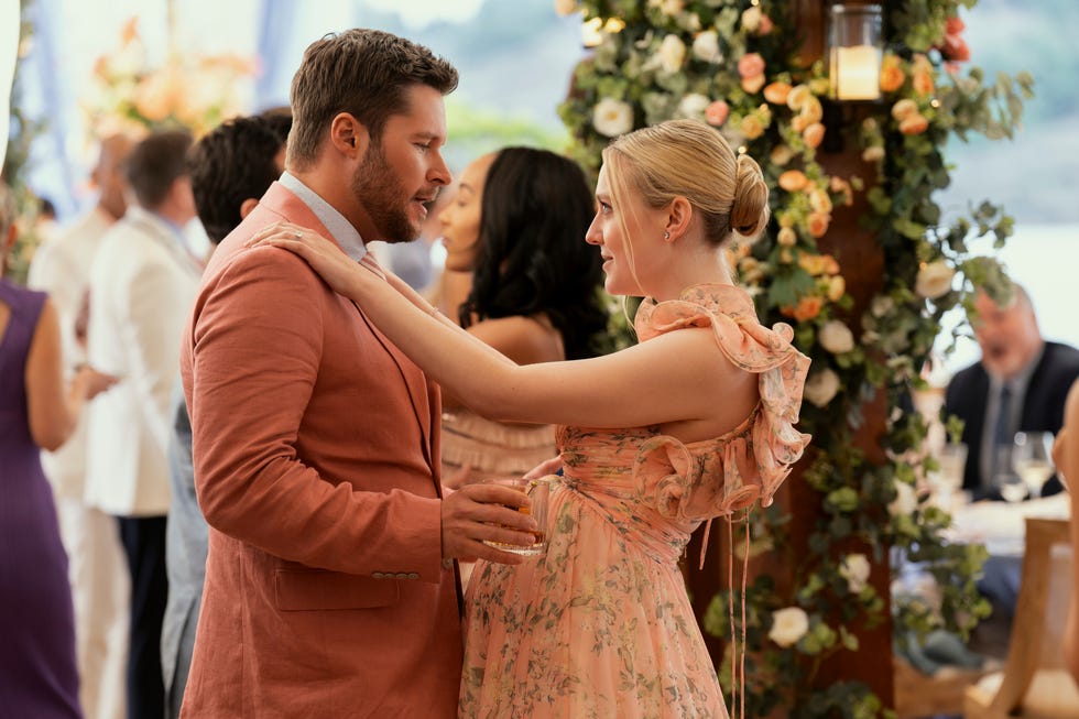 pasangan yang sempurna dari kiri ke kanan jack reynor sebagai thomas winbury, dakota fanning sebagai abby winbury dalam episode 101 dari pasangan yang sempurna cr hilary bronwyn gaylenetflix © 2024