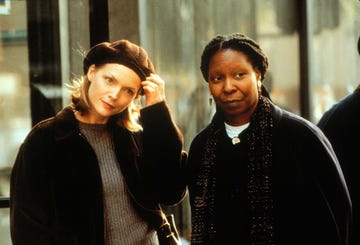 Michelle Pfeiffer y Whoppy Goldberg en la película En lo profundo del oceano (The Deep End of the Ocean)