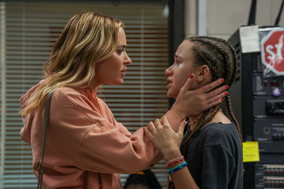 pain hustlers l to r emily blunt as liza and chloe coleman as phoebe in pain hustlers cr brian douglasnetflix 2023