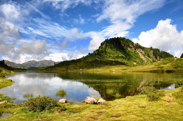 tra acqua e cielo ... in un lago alpino.