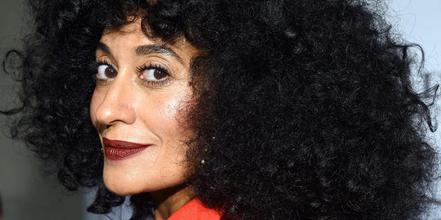 tracee ellis ross op rode loper marie claire image maker award 2018