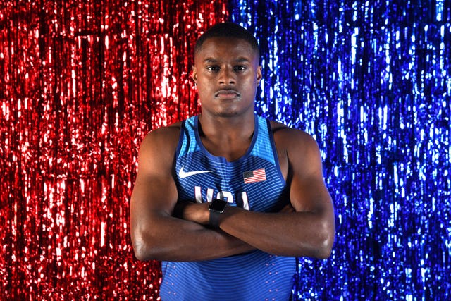 el campeón mundial de los 100 metros lisos christian coleman posa de brazos cruzados con el uniforma de estados unidos para una foto