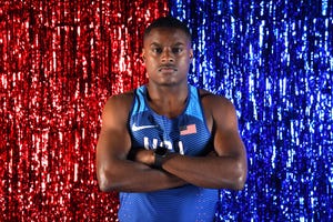 el campeón mundial de los 100 metros lisos christian coleman posa de brazos cruzados con el uniforma de estados unidos para una foto