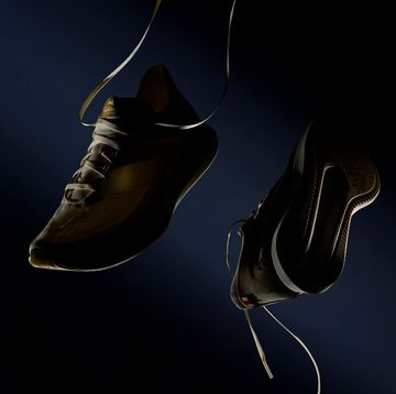 a pair of black amortiguaci shoes