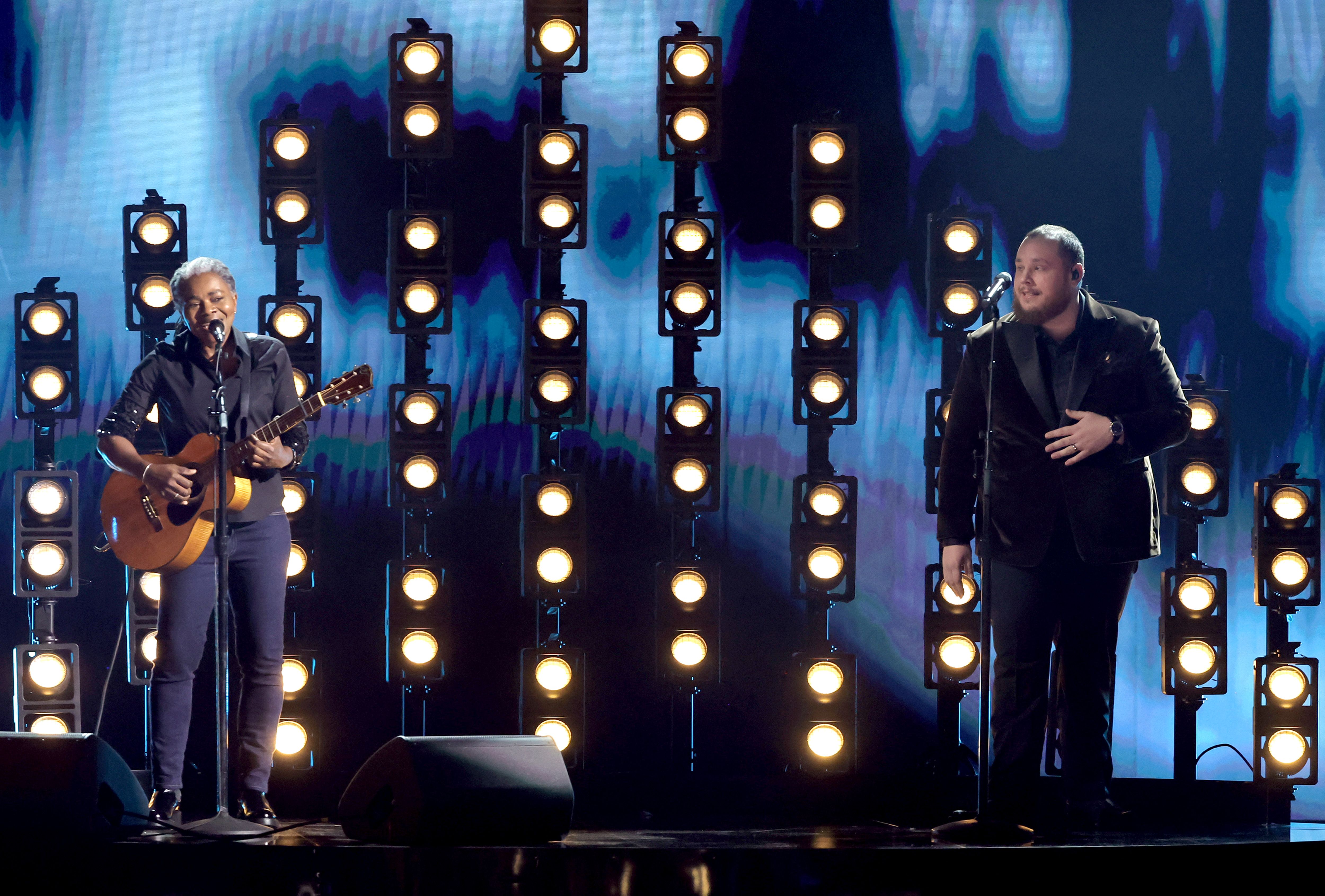 Tracy Chapman Returns To The Stage For A Surprise Performance Of Fast   Tracy Chapman And Luke Combs Perform Onstage During The News Photo 1707096299 