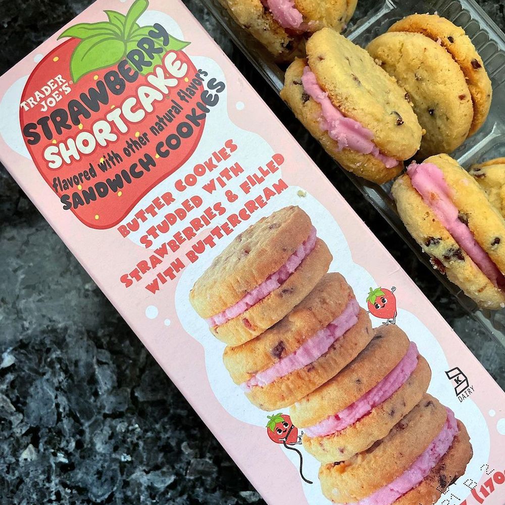 https://hips.hearstapps.com/hmg-prod/images/trader-joes-strawberry-shortcake-sandwich-cookies-square-1621604747.jpg