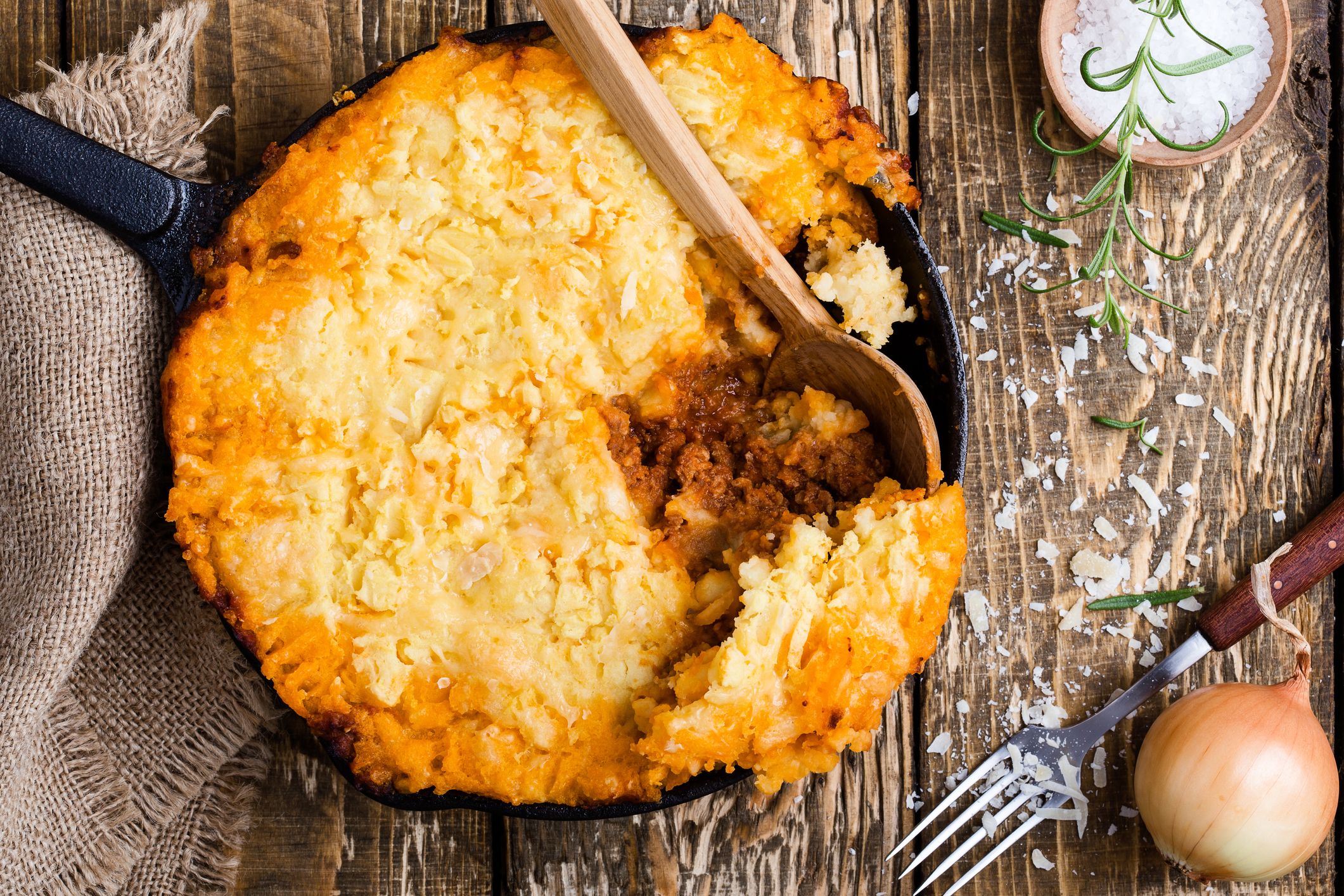 https://hips.hearstapps.com/hmg-prod/images/traditional-british-dishes-shepherds-pie-royalty-free-image-1683578962.jpg