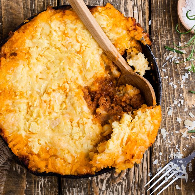 https://hips.hearstapps.com/hmg-prod/images/traditional-british-dishes-shepherds-pie-royalty-free-image-1683578962.jpg?crop=0.668xw:1.00xh;0.0459xw,0&resize=640:*