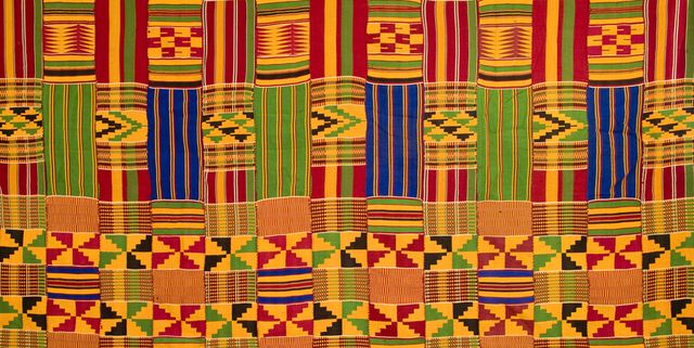 Những chiếc trang phục được làm từ vải Kente Africa đầy màu sắc đặc trưng của Ghana sẽ khiến bạn thực sự nổi bật. Những bộ trang phục này hiện diện với sắc đỏ tươi sáng và các hoa văn độc đáo tạo ra một bức tranh rực rỡ của sự đa dạng văn hóa. Hãy đến và trải nghiệm sự giàu có và đa dạng của văn hóa Ghana.