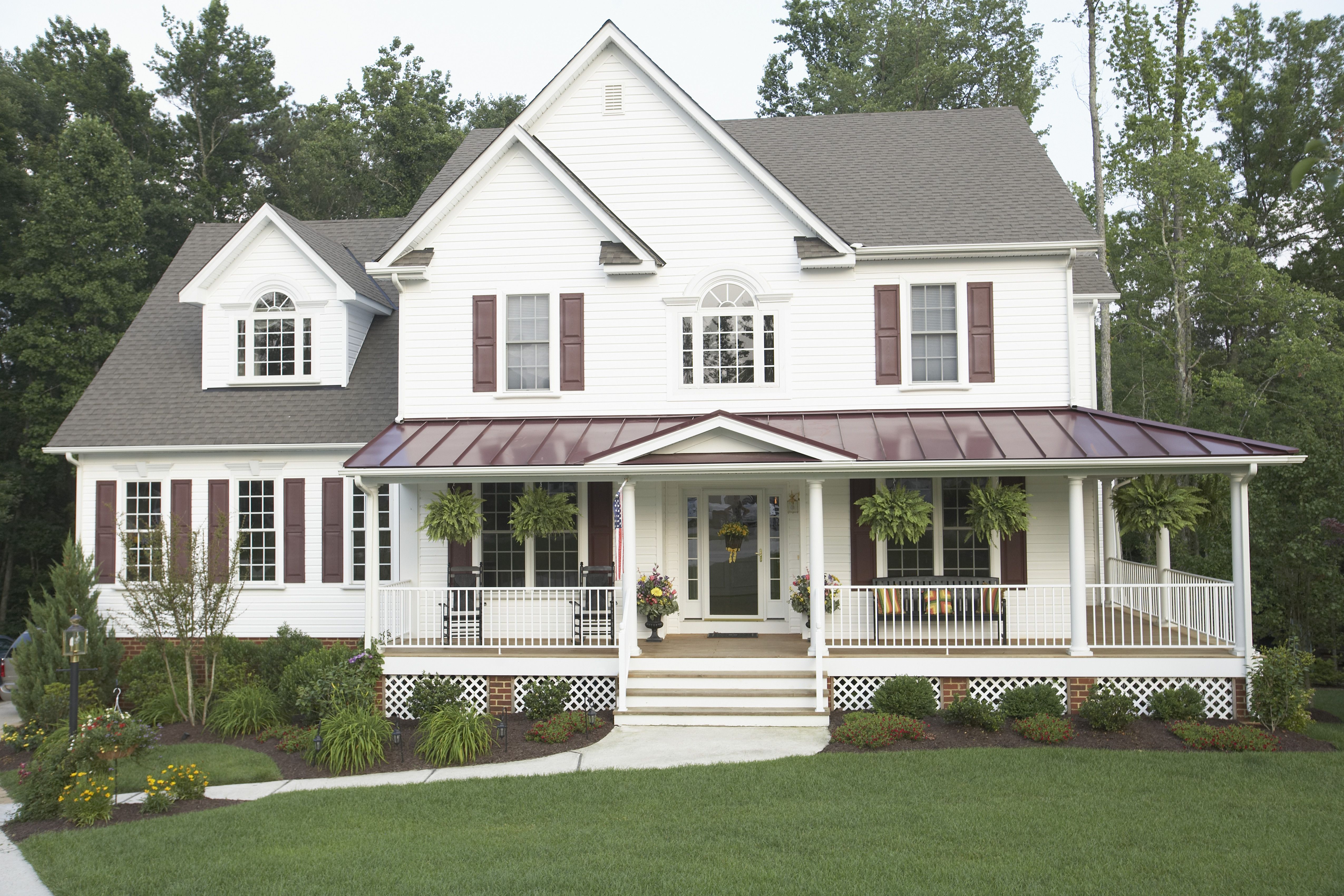 14 Charming Wraparound Porch Ideas to Complete Your Dream House