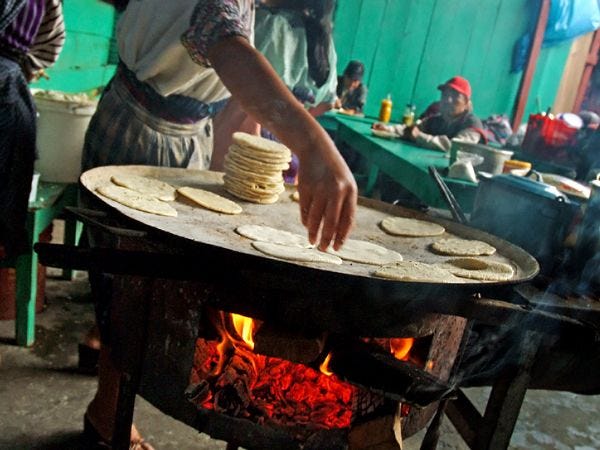 Tortillas bakken in Chichicastenango Guatemala