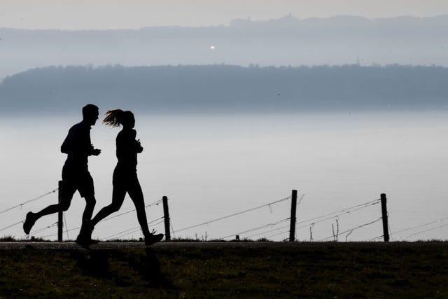 varios corredores de montaña