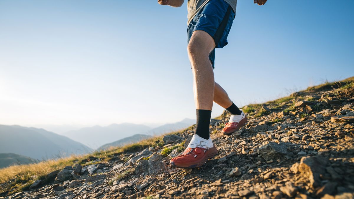 Estas zapatillas de trail running Salomon para hombres que quieren  iniciarse en el trail running tienen un precio de infarto en Decathlon