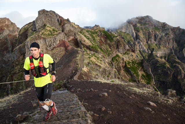 un corredor de trail running corre en madeira portugal