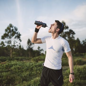 trail runner, man drinking, drinking bottle