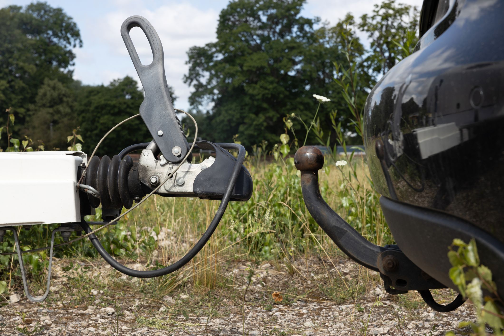 La bola de remolque, el accesorio más polémico: ¿sabes cómo instalarla y  cómo te afectará en tu próxima ITV?