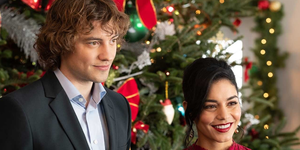 Vanessa Hudgens met acteur Josh Whitehouse in de Netflix-kerstfilm The Knight Before Christmas
