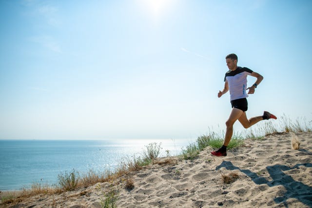 trailrunning hardloper strand