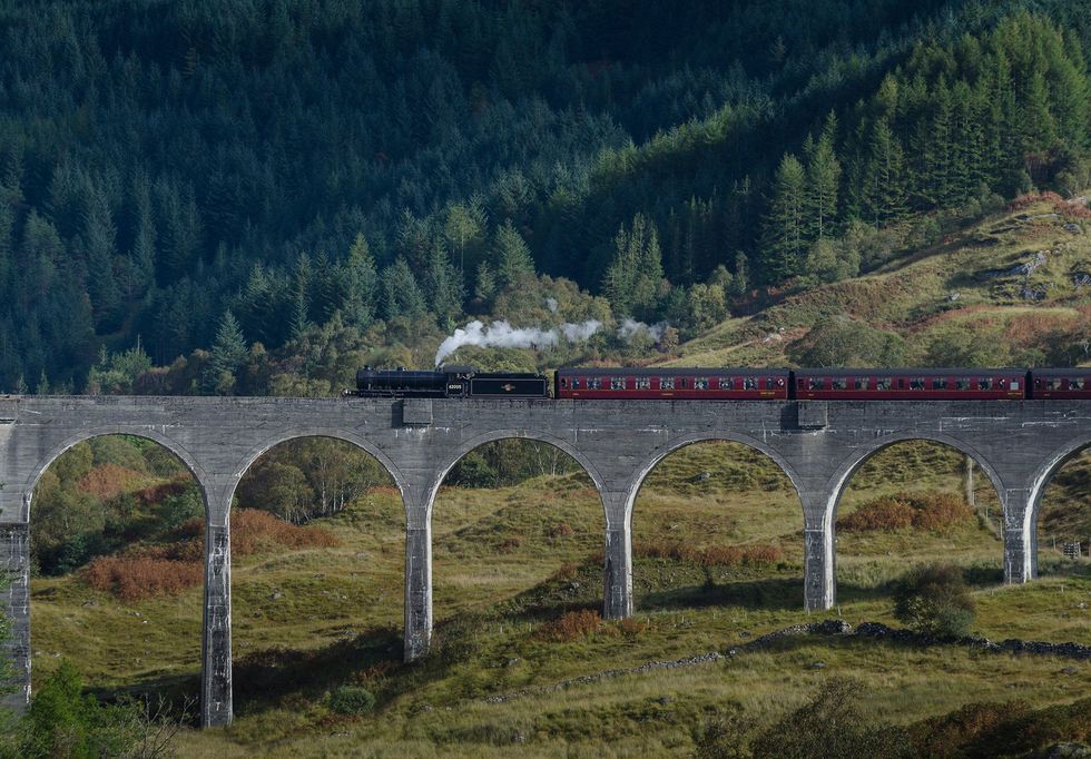 Een trein passeert het Viaduct van Glenfinnan in Schotland