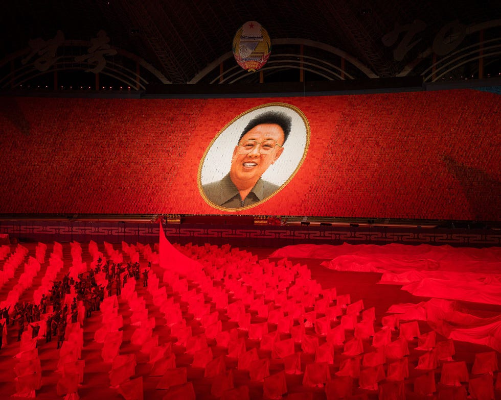 Een reusachtig portret van Kim Jongil de tweede opperste leider van NoordKorea ziet toe op de Massaspelen het festival waarmee het zeventigjarig bestaan van het land werd gevierd