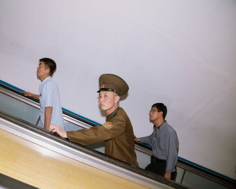 In een metrostation in Pyongyang nemen forensen de roltrap