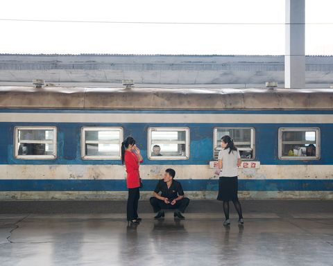 Een wagon staat stil op het station van Pyongyang In NoordKorea mogen buitenlanders niet op binnenlandse treinen reizen