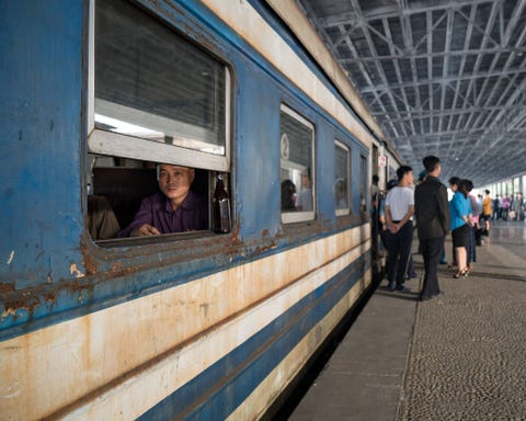 Mensen staan op het perron in het station van Pyongyang