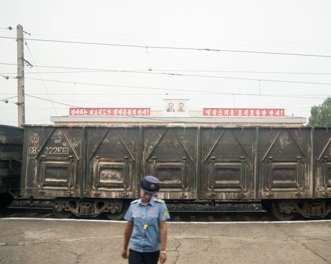 Op weg naar Rason dichtbij de grens met China en Rusland passeert de trein een oud rijtuig
