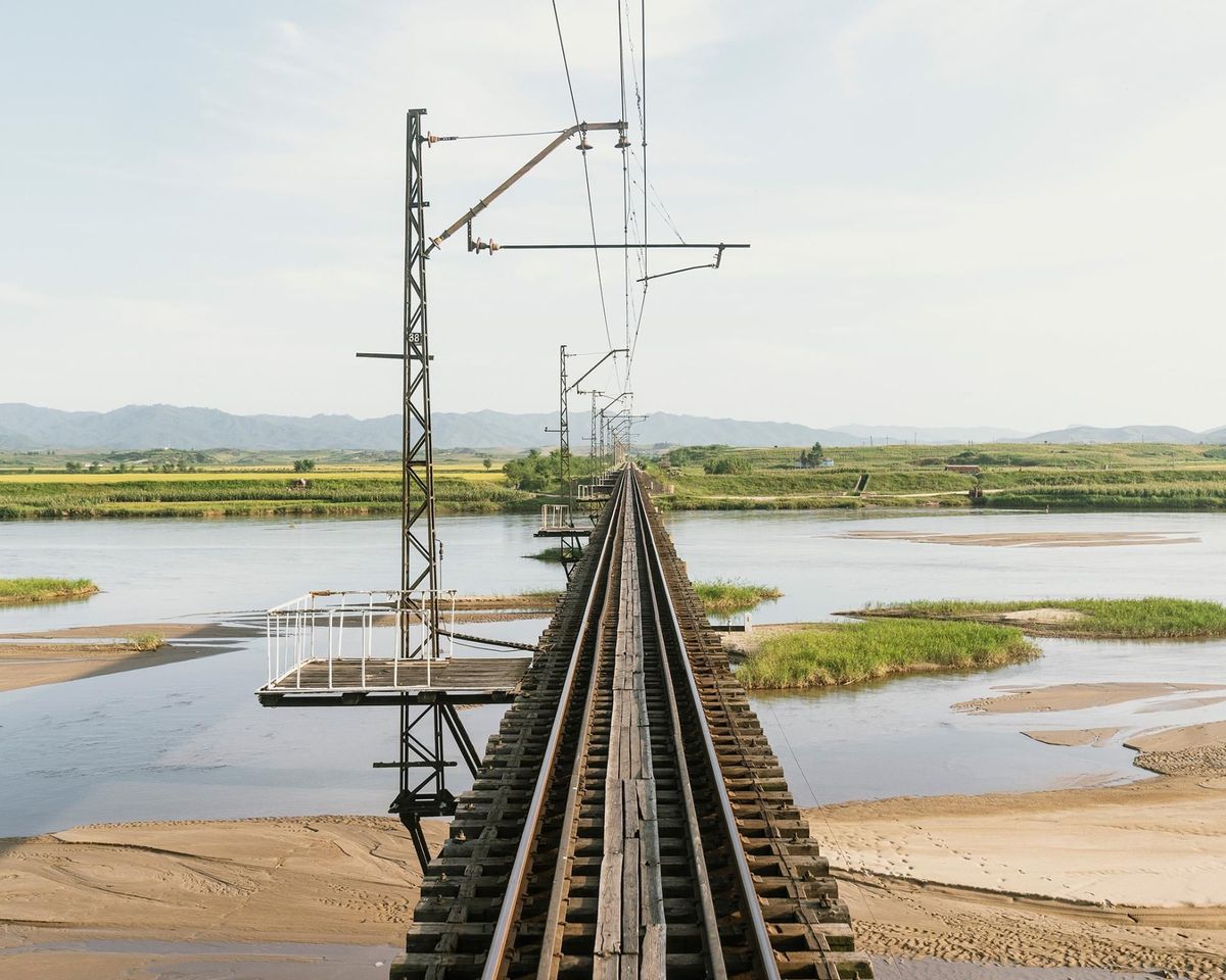 De spoorlijn tussen Pyongyang en Rason doorsnijdt een groen landschap