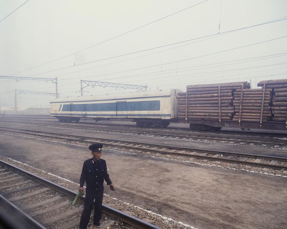 Het treinstation van Chongjin een tussenstop op de spoorlijn van Pyongyang naar Rason is in mist gehuld