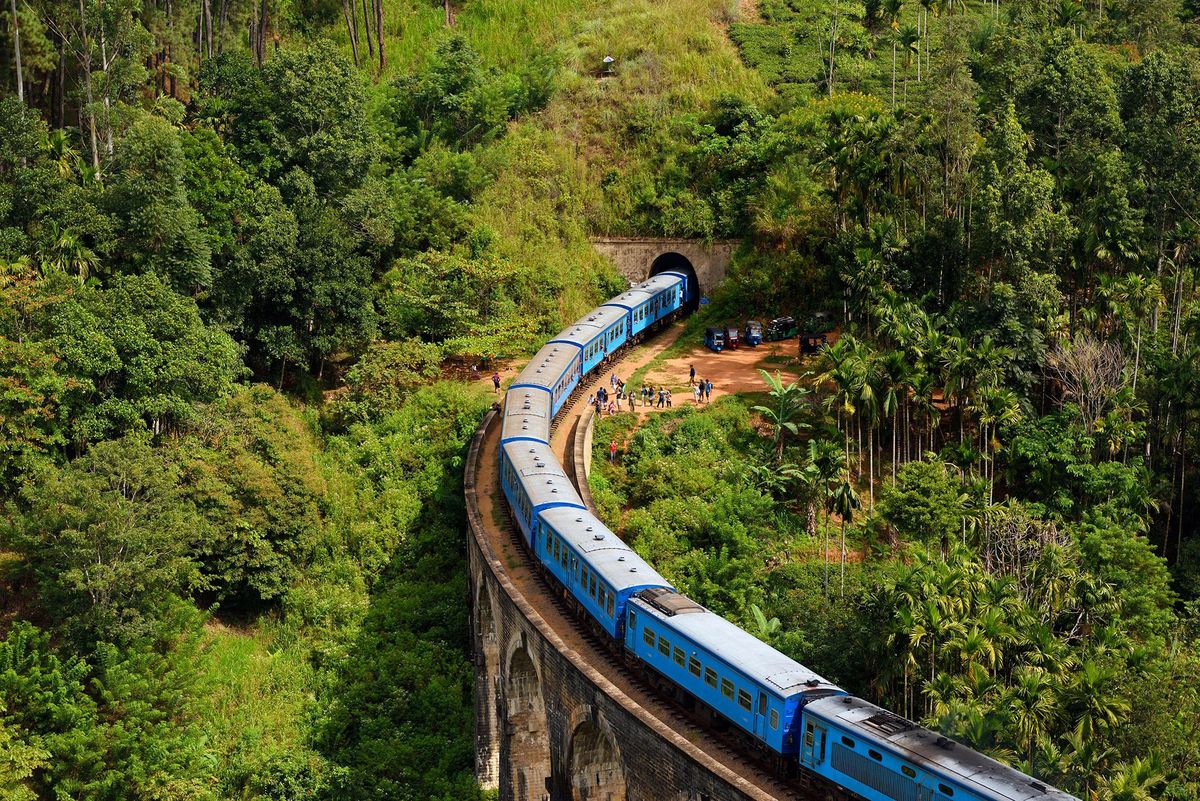 In de buurt van Ella doorklieft een trein het Centrale Hoogland van Sri Lanka en rijdt over de Brug met de Negen Bogen