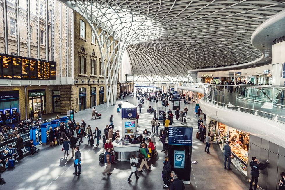 In het gerenoveerde interieur van het Londense treinstation Kings Cross valt vooral het rasterwerk van het plafond op vergelijkbaar met het moderne rastergewelf dat het Great Court van het British Museum overkoepelt