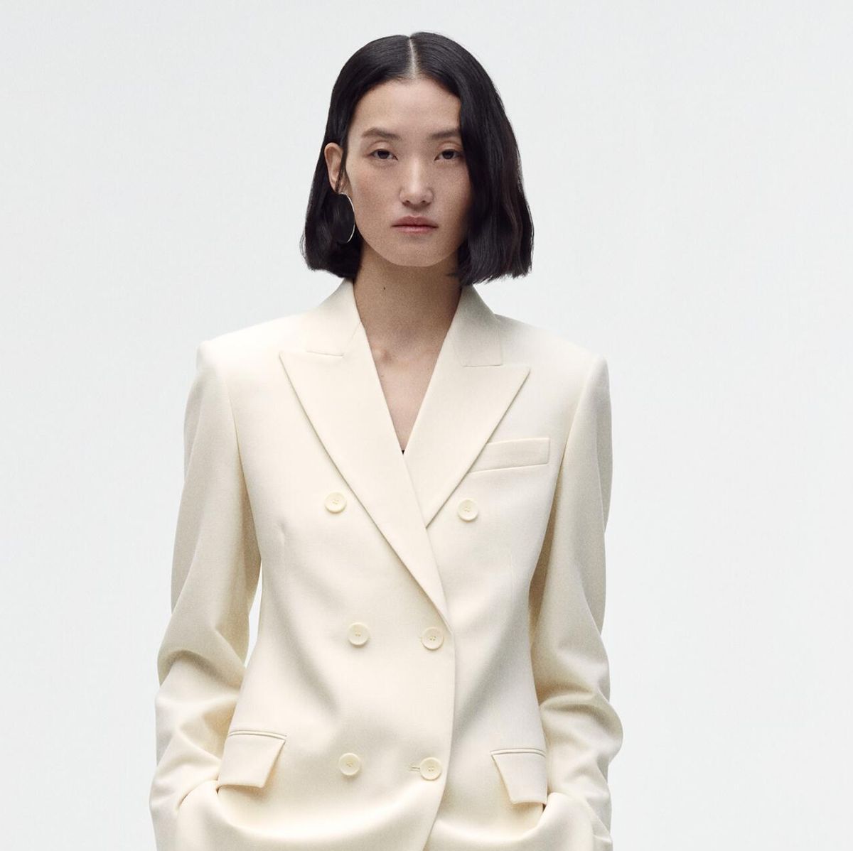 Los trajes de chaqueta de Zara para crear looks de invitada asequibles