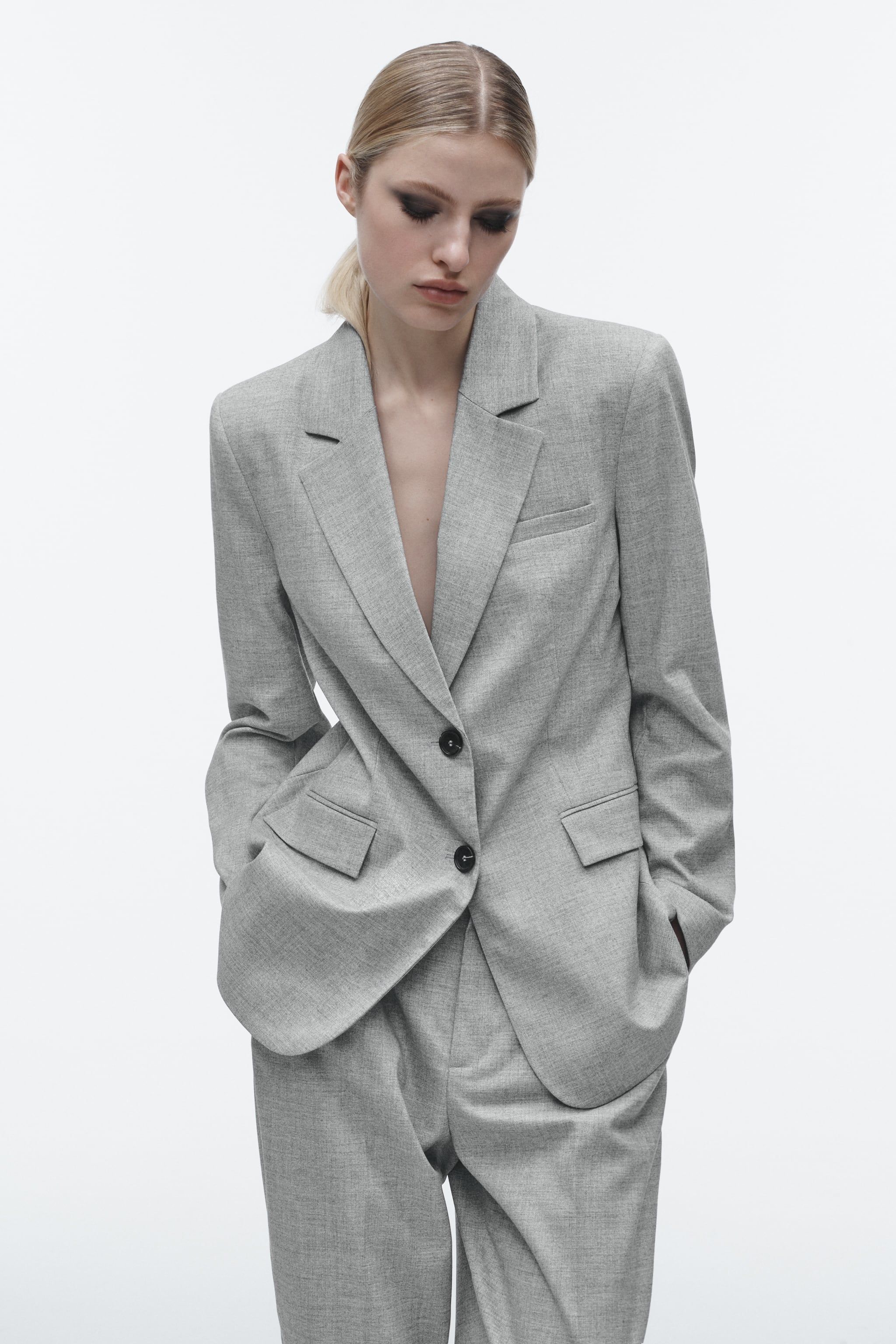 El traje gris de Zara más bonito y asequible (entero 49 €) del