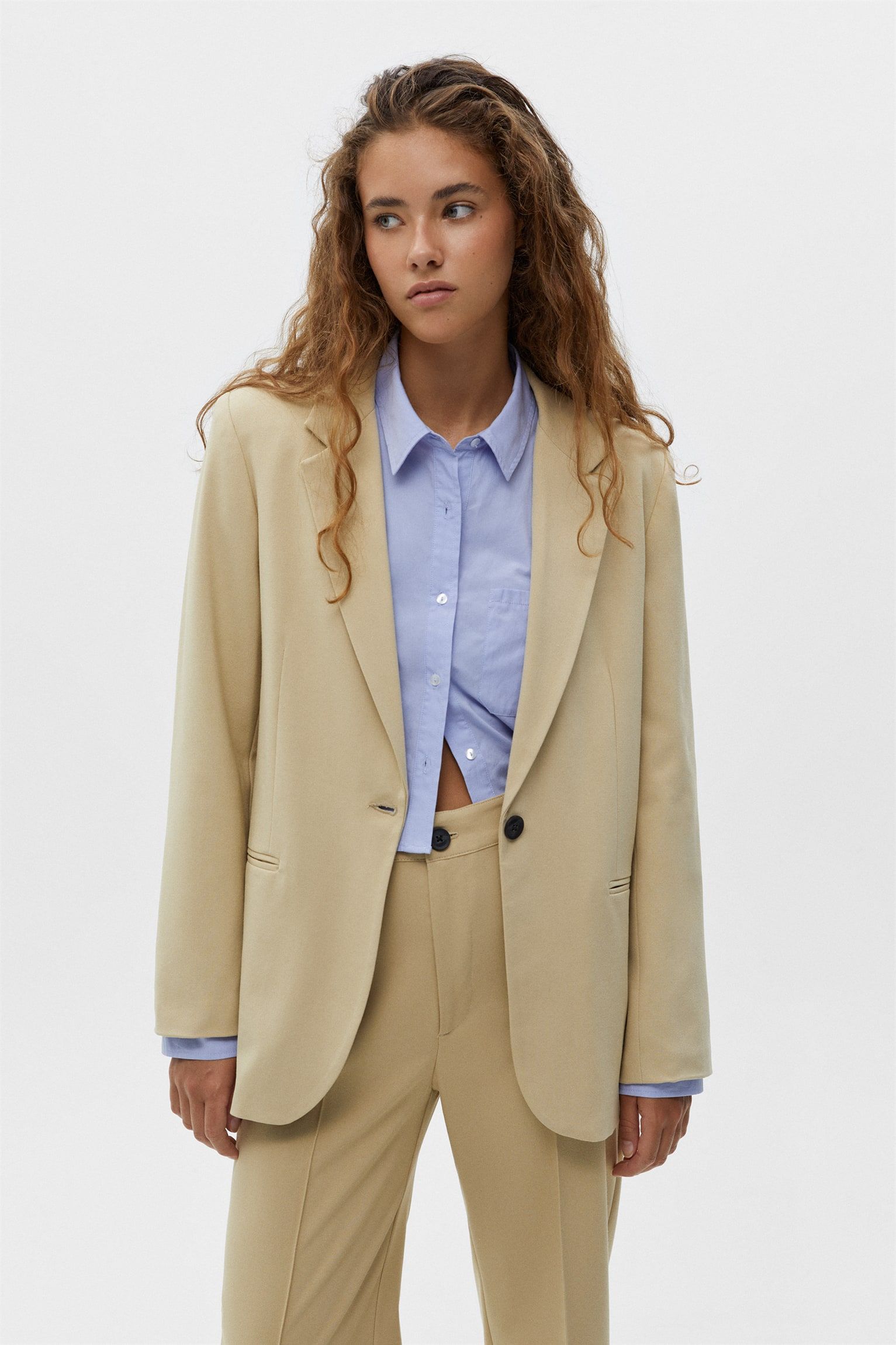 Traje beige discount camisa azul marino