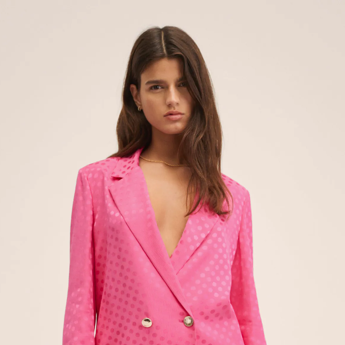 temperamento Comerciante vela El traje rosa de lunares más viral, rebajado en Mango Outlet
