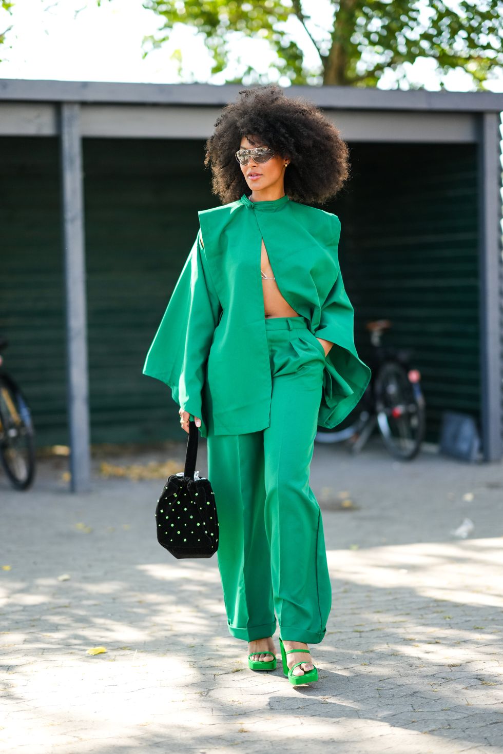look traje verde esmeralda