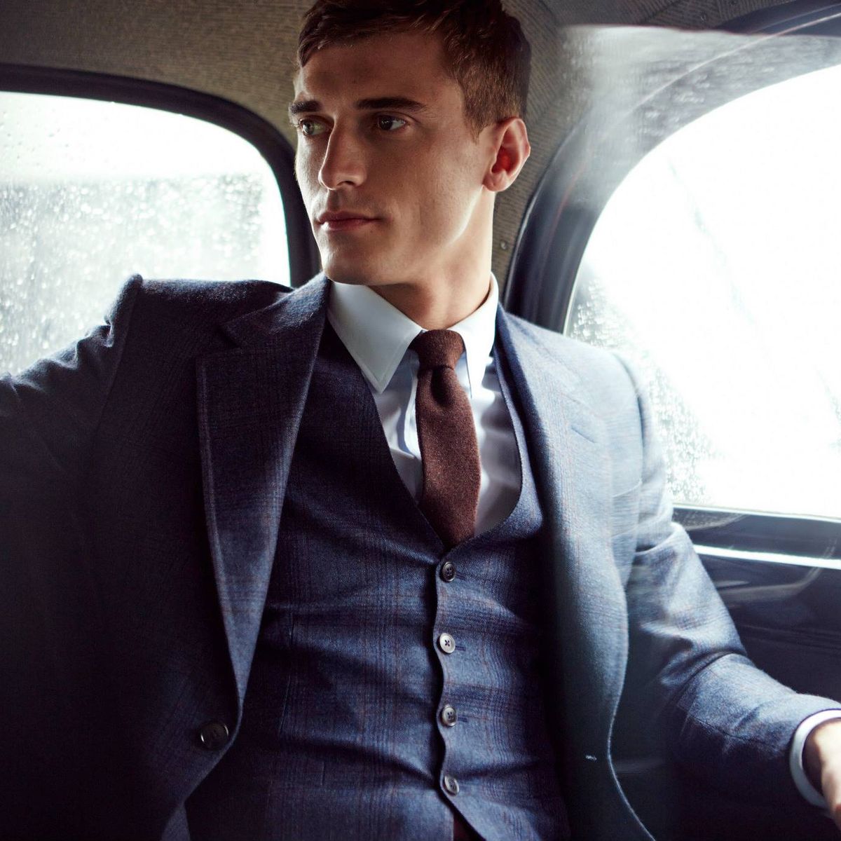 Cómo llevar un traje de chaqueta de hombre: el protocolo de vestir  masculino 