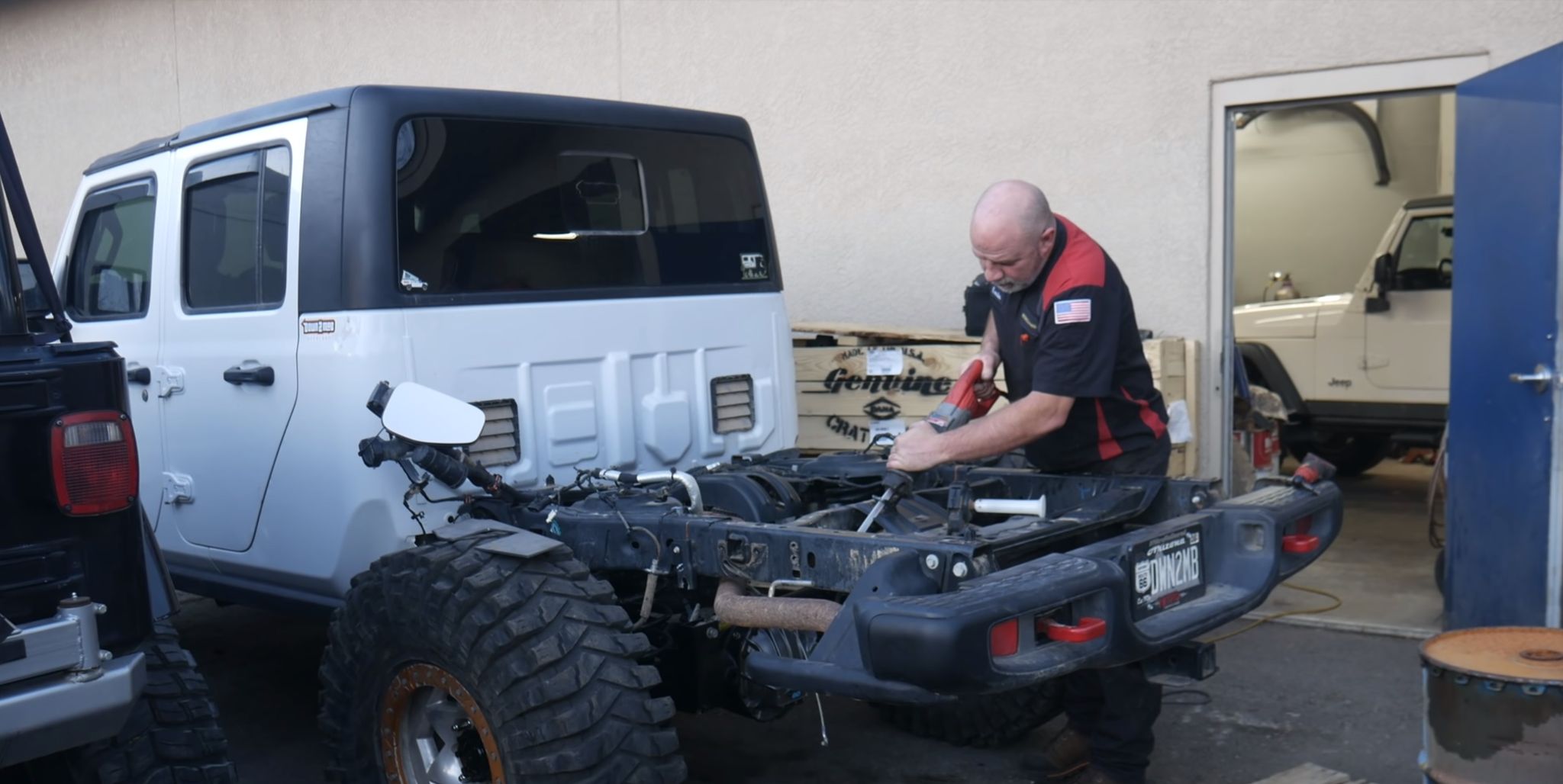 transformación de jeep gladiator cortando su trasera