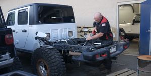transformación de jeep gladiator cortando su trasera