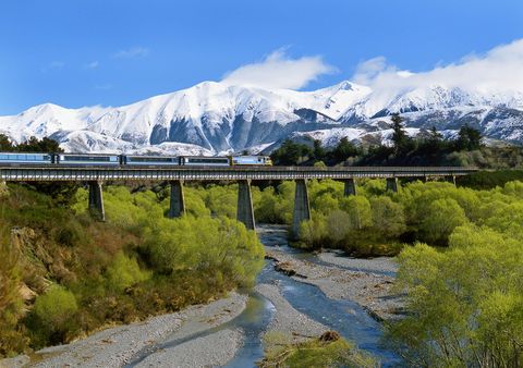 In NieuwZeeland rijdt de TranzAlpine tijdens een negen uur durende retourreis tussen Christchurch en Greymouth langs de rivier de Waimakariri en door de Zuidelijke Alpen