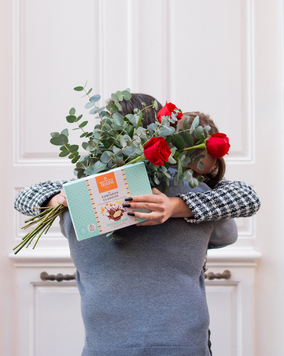 bombones de trapa y flores de interflora, pack de san valentín 2023